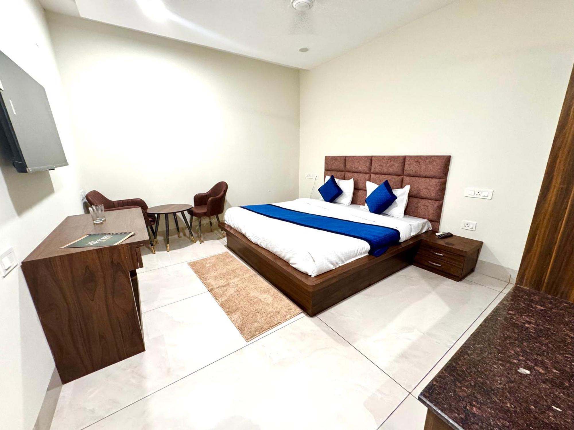 Prism Grand Hotel Zirakpur ภายนอก รูปภาพ