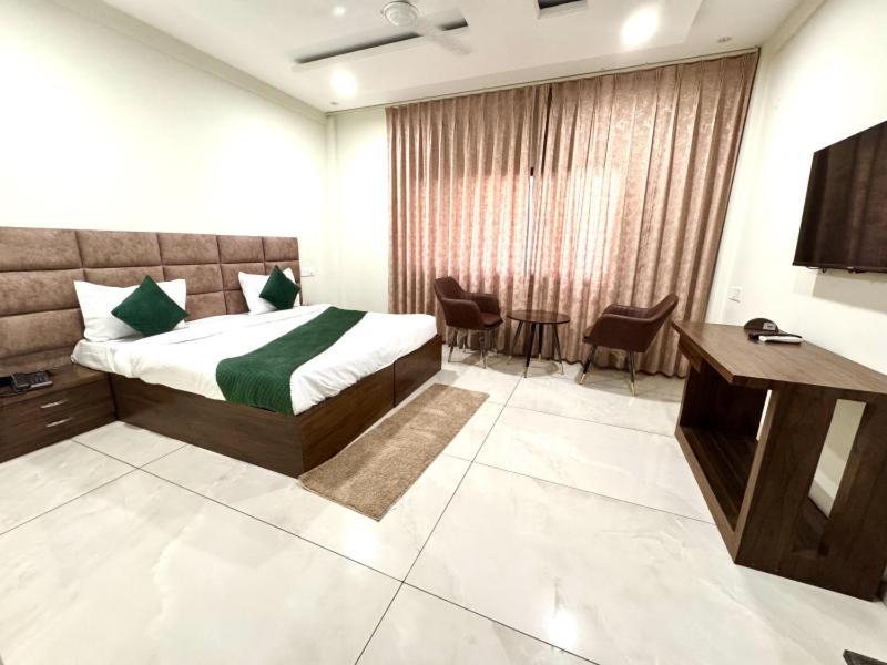 Prism Grand Hotel Zirakpur ภายนอก รูปภาพ