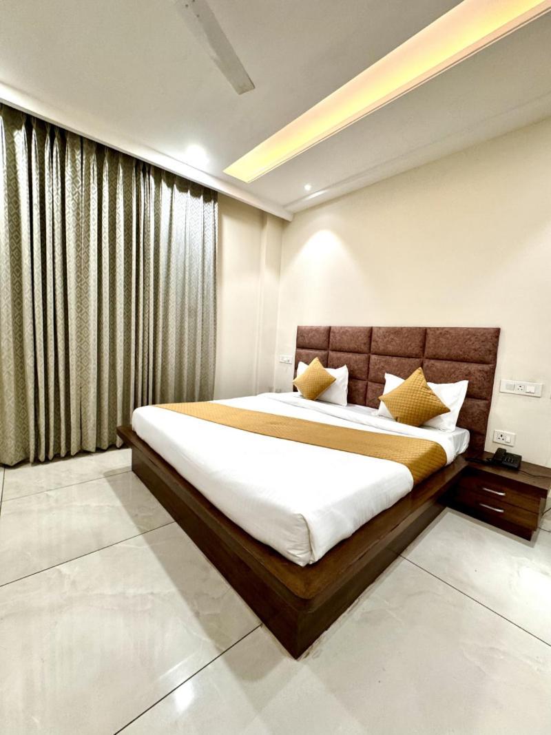 Prism Grand Hotel Zirakpur ภายนอก รูปภาพ