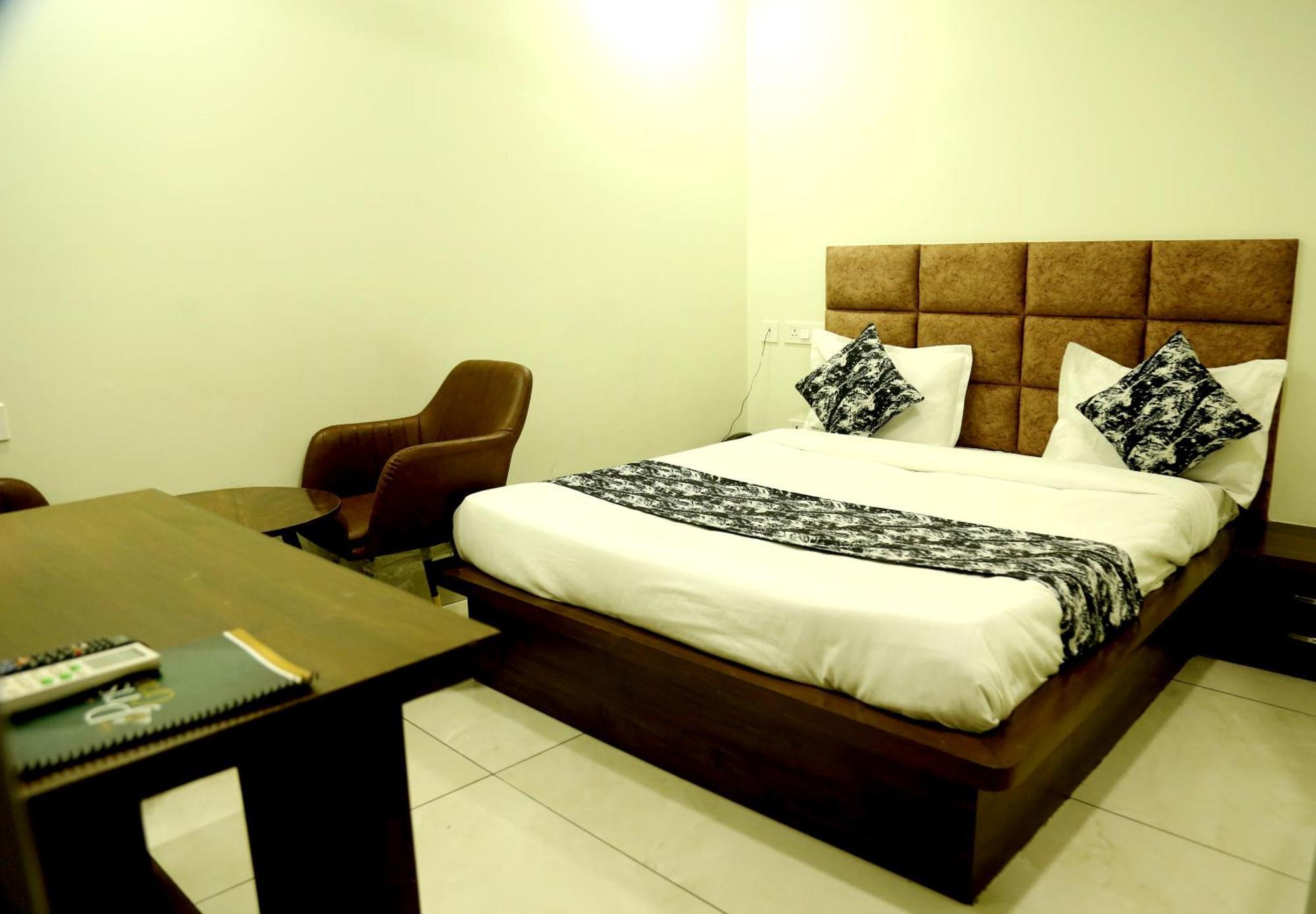 Prism Grand Hotel Zirakpur ภายนอก รูปภาพ