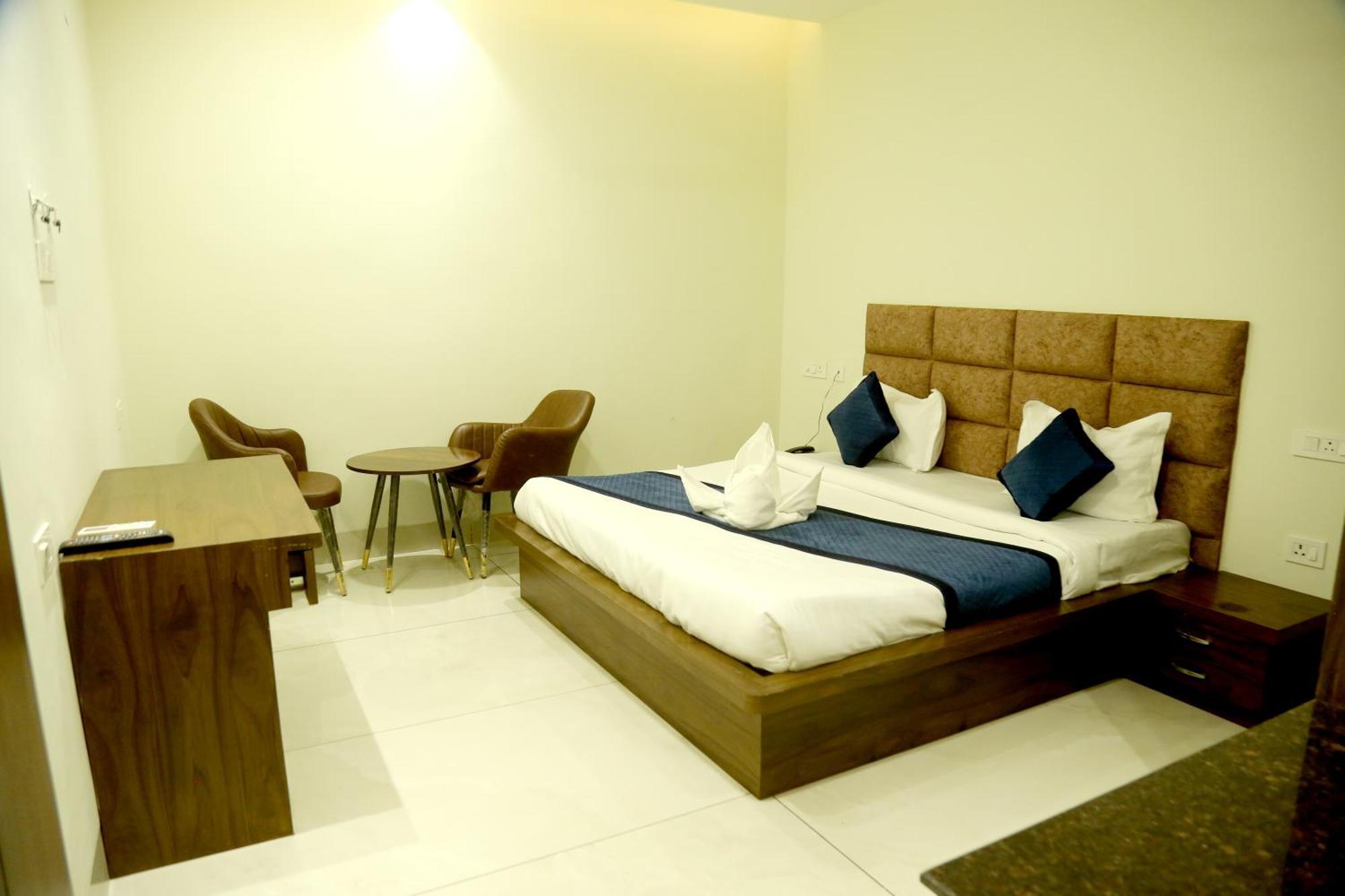 Prism Grand Hotel Zirakpur ภายนอก รูปภาพ